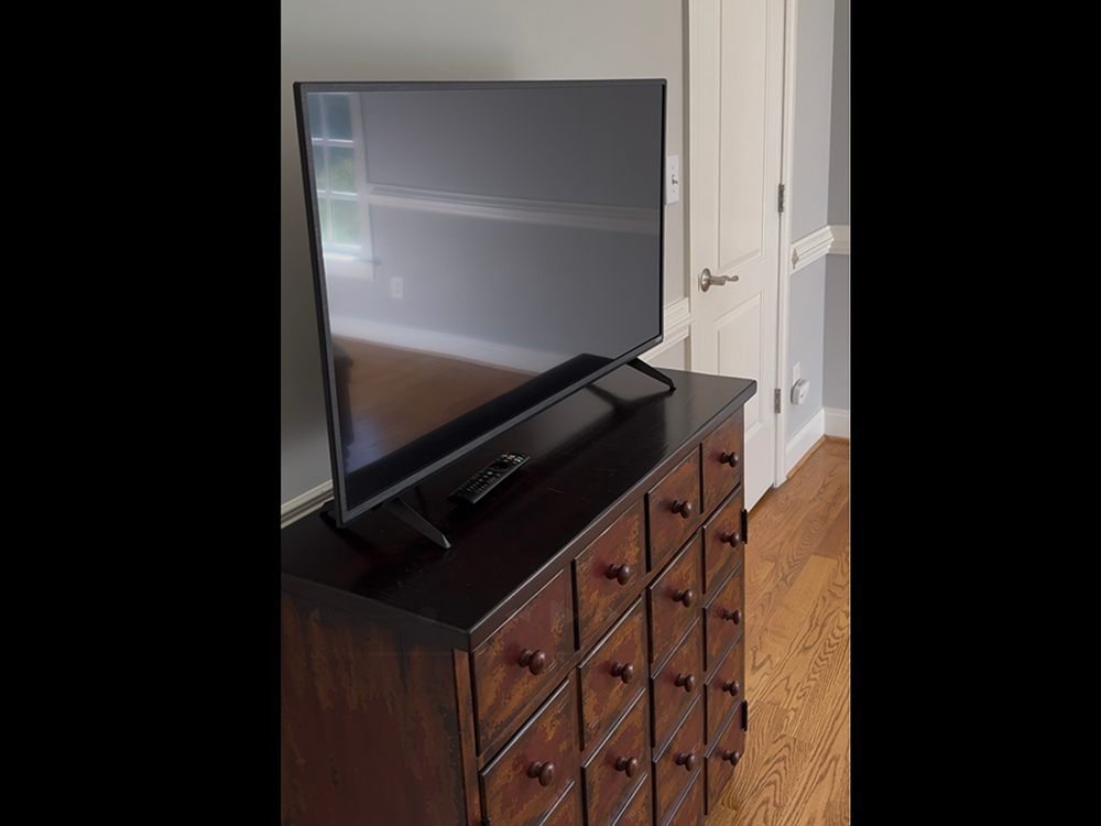 BR 1 TV dresser closet door 1000 x 750