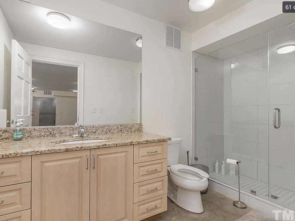 BR 10 private bath walk-ins shower 1000 x 750