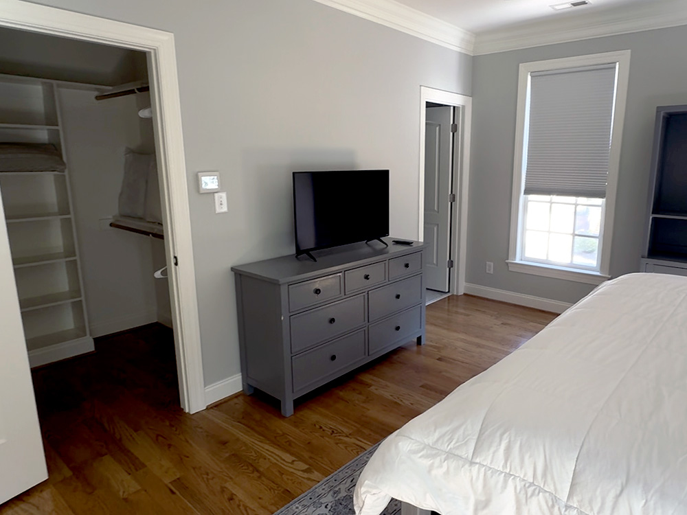 BR 3 TV walk in closet. 1000 x 7850