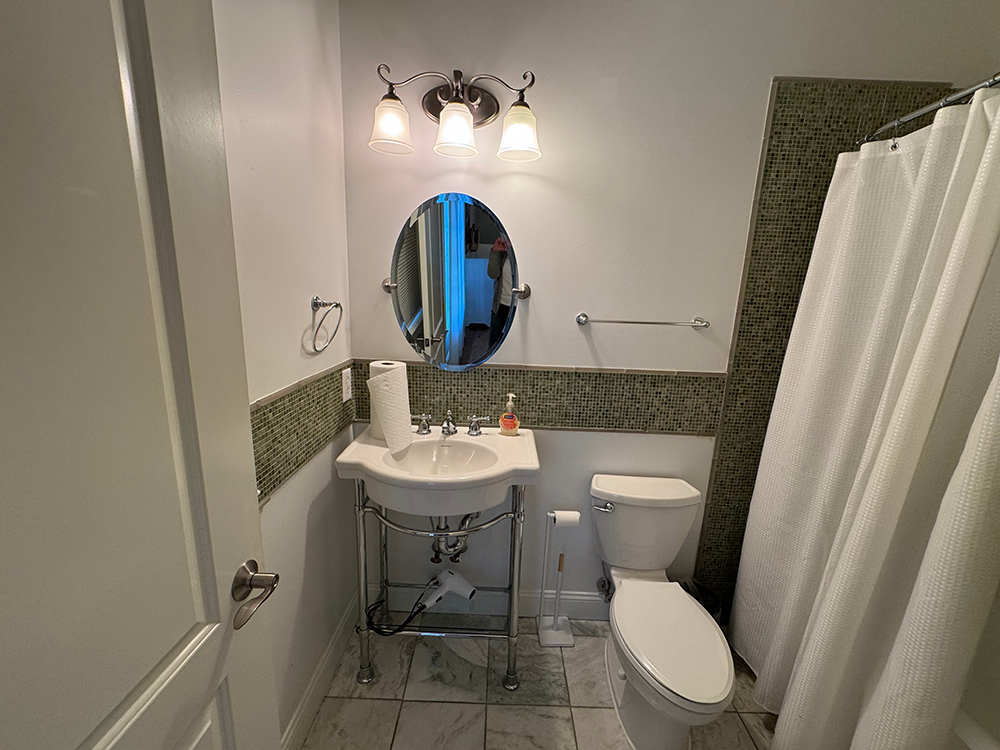 BR 4 en suite bath sink 1000 x 750