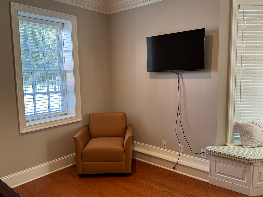 BR 5 chair and TV downstairs 1000 x 750 _0312