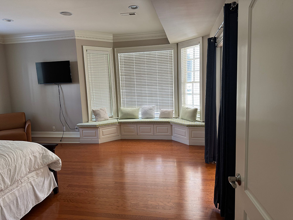 BR 5 window seat TV 1000 x 750 _0337