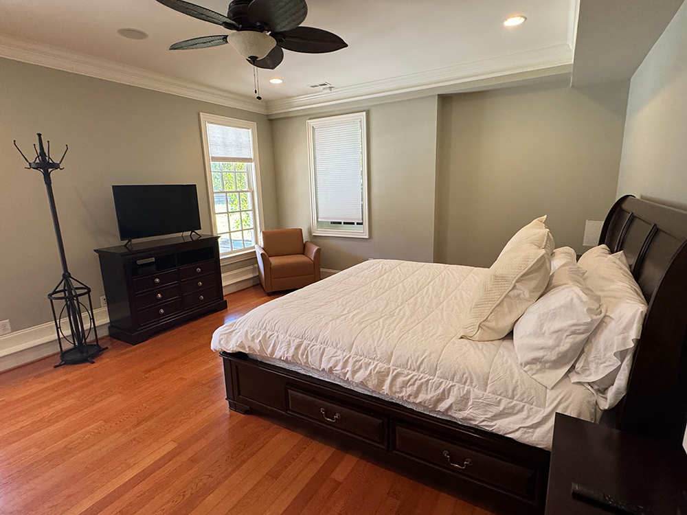 BR 6 bed chair tv_1000 x 750 0327