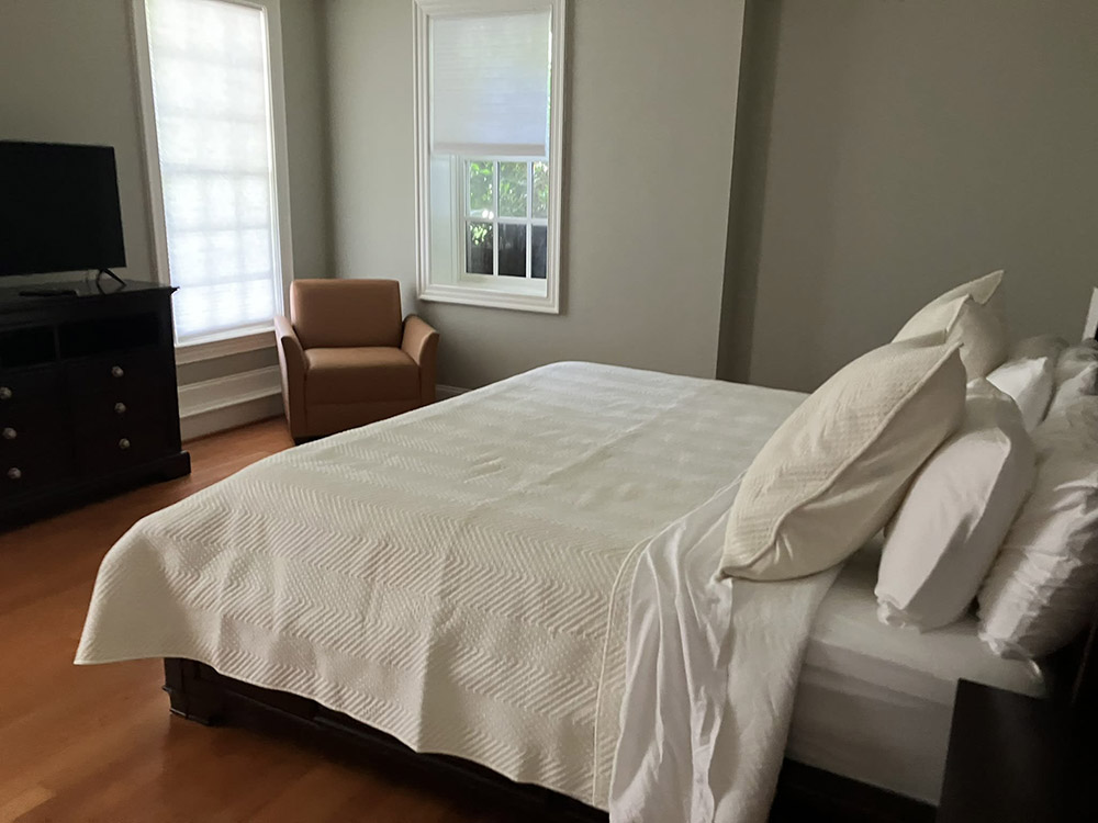 BR 6 queen bed tv chair 1000 x 750jpg