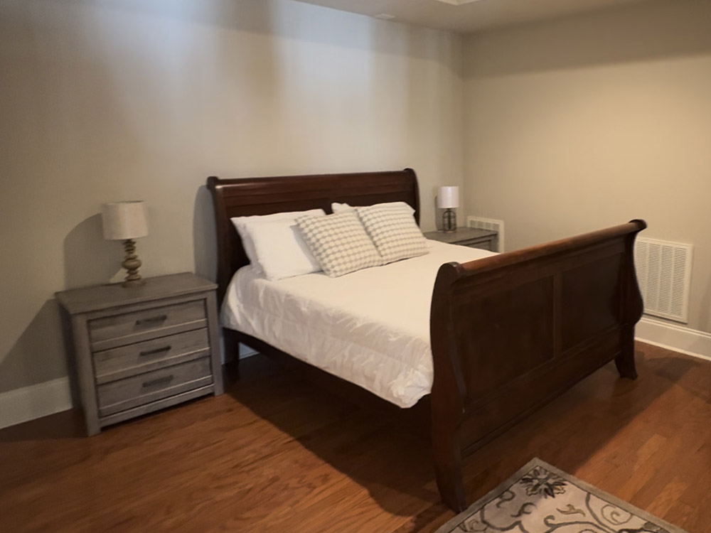 BR 8 sleigh bed only 1000 x 750