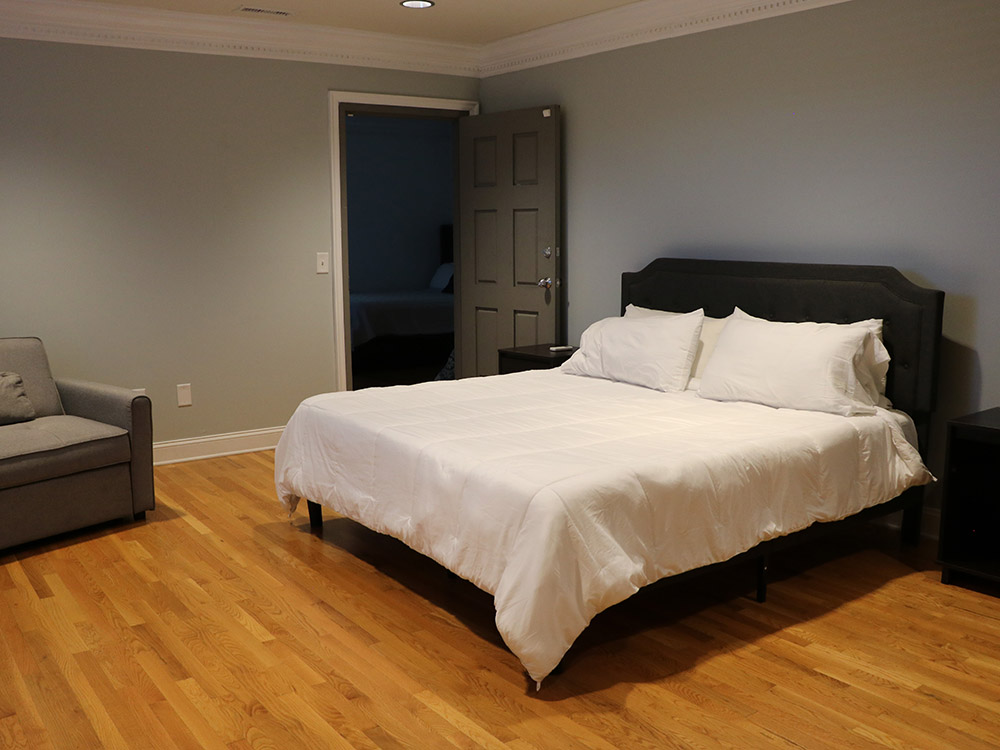 BR 8carriage queen toward 2nd br bed w chair