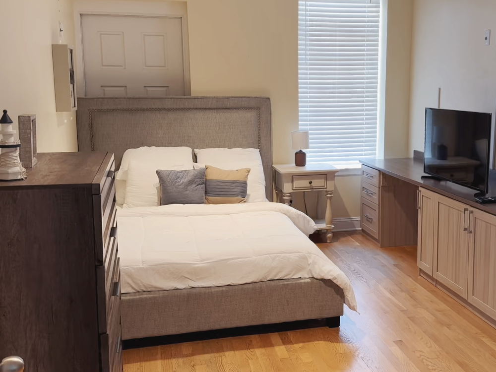 BR 9 queen through door 1000 x750