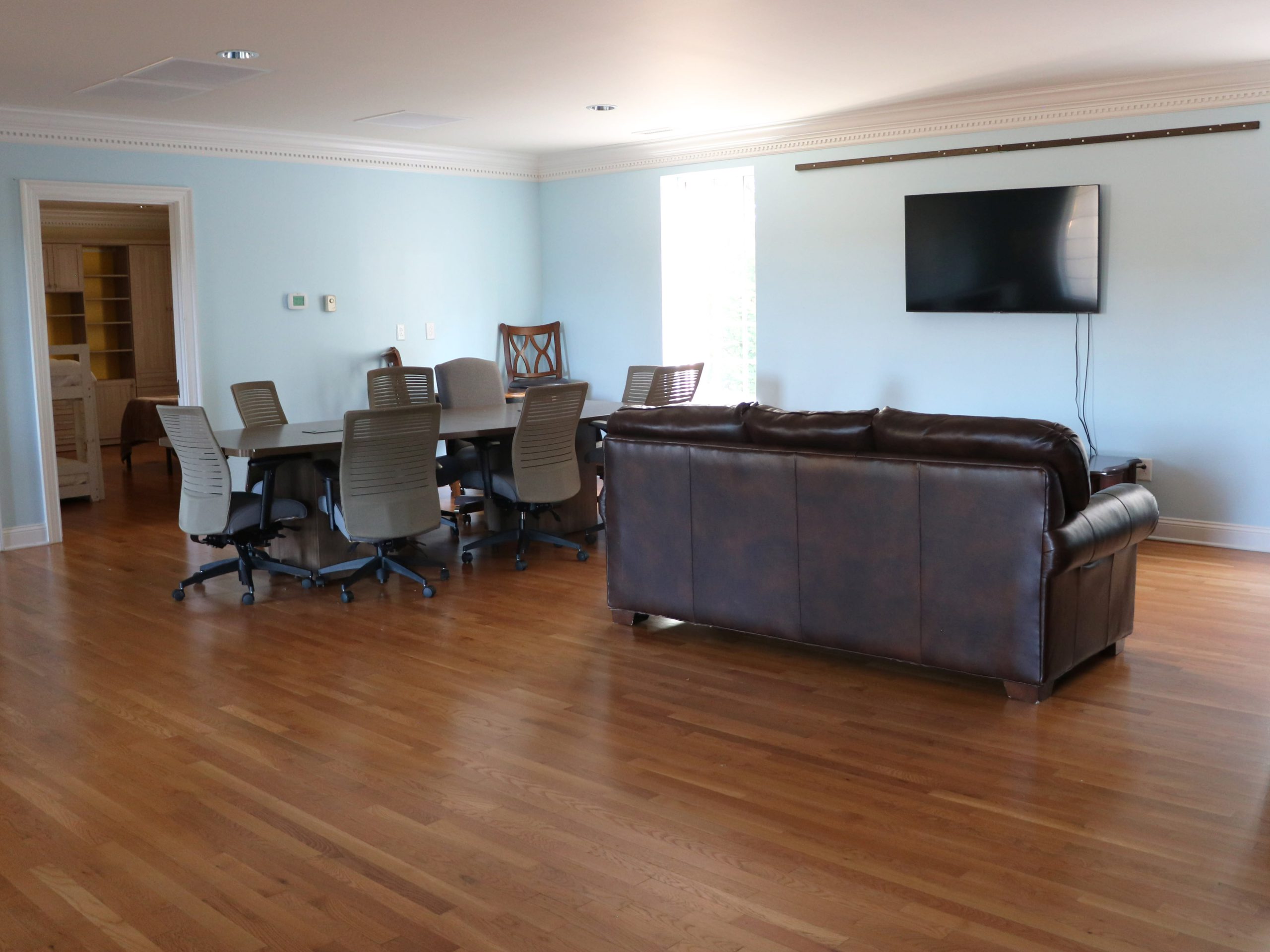 carriage toward table. 1000 x 750