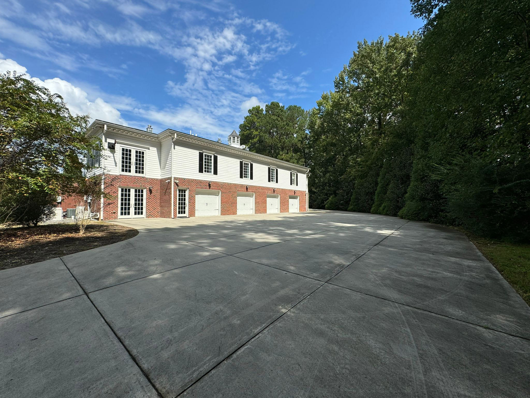 parking behind carriage house 1000 x 750